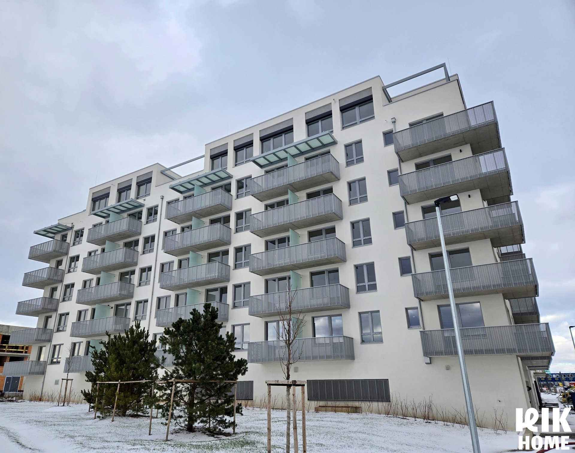 Pronájem novostavby 2+kk (44 m²) s balkonem, garáží a sklepem – Praha 10, Malý Háj (První nájemník) – foto 1